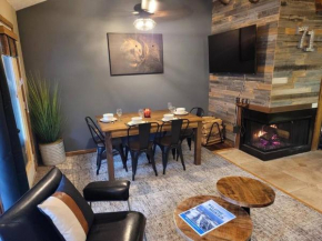 Ski-71 @Snowshoe Condo w/Loft. Slopes across the street!